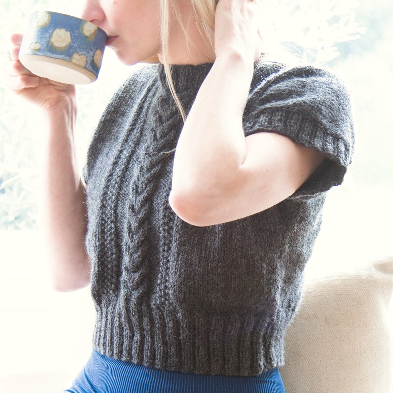 Knitting Pattern instant download PDF Vinca Cropped Cable Vest imagem 4