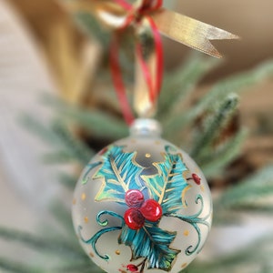 Große handbemalte Weihnachtskugel aus Milchglas / elegantes Holly Berry Design / rot-grün-goldene Weihnachtsornamente