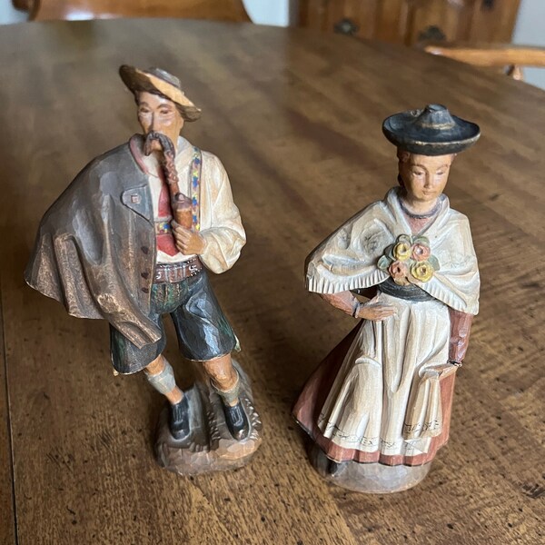 Handcarved Wood German Couple Man Pipe Hat Woman Shawl 58 Paar 1950s Bavarian Vintage Figurine