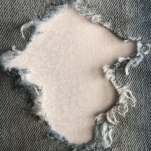 Buncha Bloomin White on White &quot;Peek a Boo&quot; Jean Patches Super Strong Iron On - Denim por HoleyPatches (tamanhos variados)