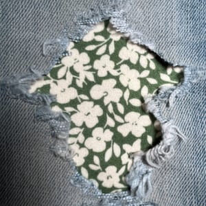 Grün Ditsy Floral STRETCH Peek-a-Boo Denim Aufnäher Super Stark Aufbügler von HoleyPatches (verschiedene Größen)