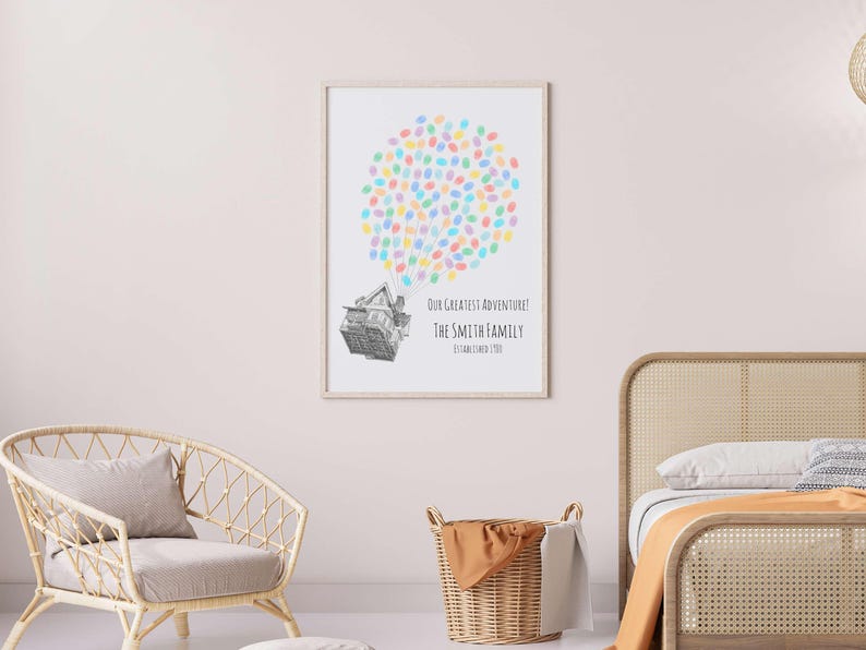 Puede incluir: Una impresi&oacute;n enmarcada con un marco de madera clara. La impresi&oacute;n presenta una ilustraci&oacute;n de una casa con un grupo de huellas dactilares de colores encima. El texto dice "Our Greatest Adventure! The Smith Family Established 1985."