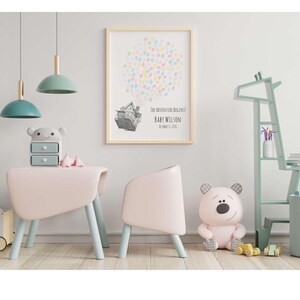 Puede incluir: Una habitaci&oacute;n infantil con una mesa y un juego de sillas rosas, una impresi&oacute;n enmarcada con una casa y globos, y un oso de peluche. La habitaci&oacute;n tiene una combinaci&oacute;n de colores azul claro y blanco, con una estanter&iacute;a con forma de jirafa.