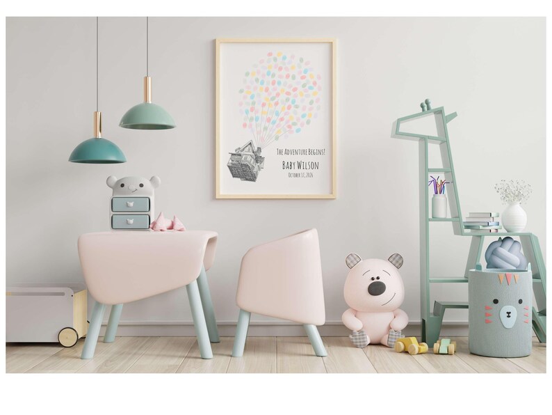 Puede incluir: Una habitaci&oacute;n infantil con una mesa y un juego de sillas rosas, una impresi&oacute;n enmarcada con una casa y globos, y un oso de peluche. La habitaci&oacute;n tiene una combinaci&oacute;n de colores azul claro y blanco, con una estanter&iacute;a con forma de jirafa.