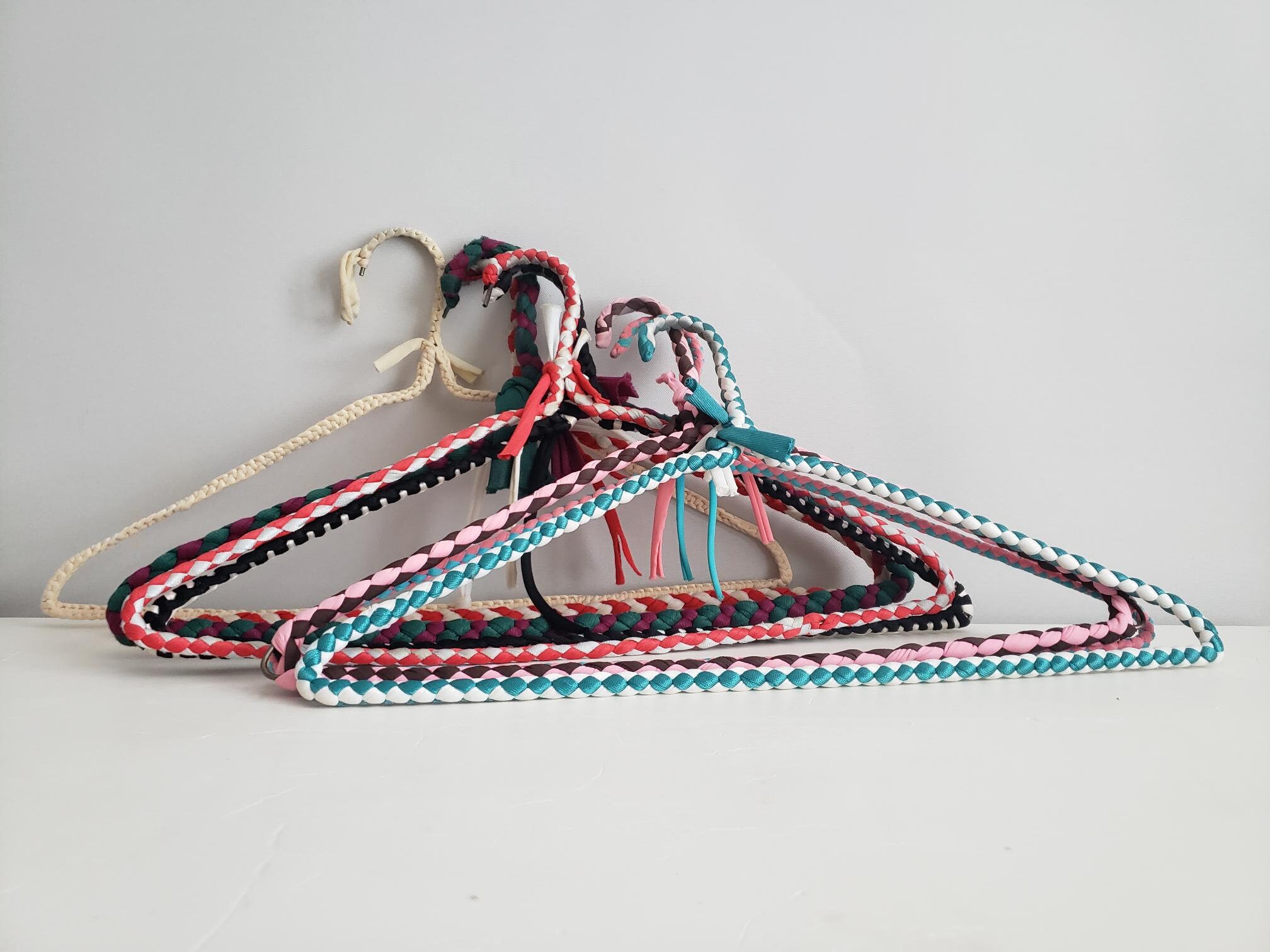 SLIMP OR - Cintre plat avec encoches, crochet et pinces or pour ensembles -  Le Cintre Francais
