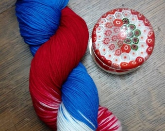 Hilo para calcetines teñido a mano en rojo, blanco y azul, grosor Fingering o DK - ¡Me encanta Estados Unidos! - Superwash Merino/Nylon 100 gramos