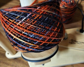 Hilo teñido a mano: H-D - Lana merino SW negra y naranja quemada (grosor fingering o DK)