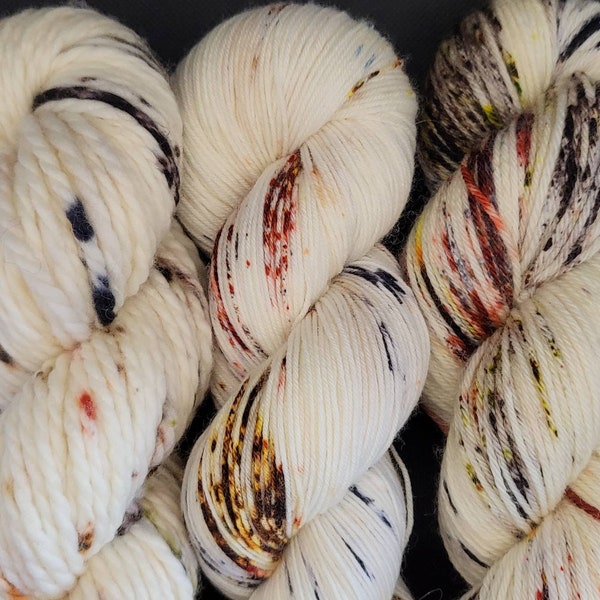 Hilo moteado teñido a mano: mezcla de lana merino y nailon, colores tierra de Puddingstone.