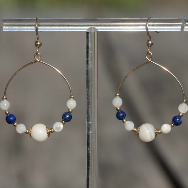 Boucles d’oreilles façon créoles nacre et lapis Lazuli