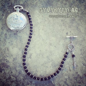 Onyx-Weste und Stahlkette