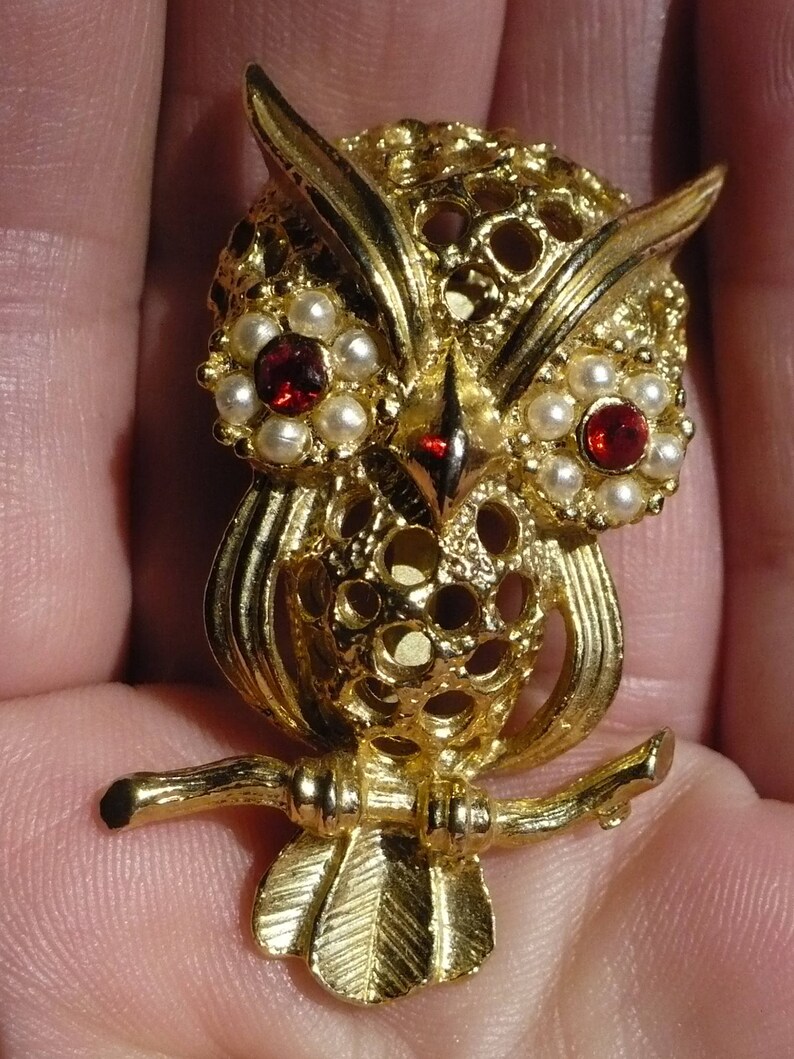 VINTAGE GOLDTONE METAL ELEPHANT PENDANT RHINESTONE EYE Red/'s Vintage Stuff!