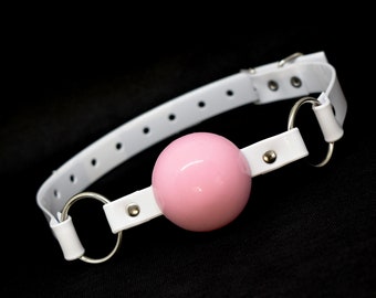 Bâillon boule rose avec lanière en PVC blanche -Verrouillable -Vegan