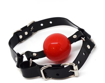 Ballgag mit kurzem Kinnband aus schwarzem PVC -abschließbar -Vegan