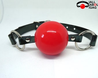 Enorme (56mm) Bâillon boule rouge avec lanière en PVC  -Verrouillable -Vegan