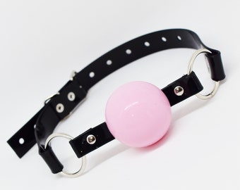 Bâillon boule rose avec lanière en PVC noire -Verrouillable -Vegan