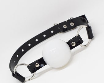 Weißer Silikon Kugelknebel mit schwarzem PVC-Gurt -abschließbar -Vegan