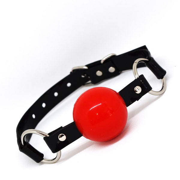 Roter Kugelknebel aus Silikon mit schwarzem PVC-Gurt - abschließbar - Vegan
