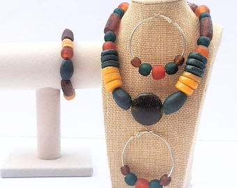 Conjunto de joyas de cuentas en tonos tierra para mujer: collar, pendientes y pulsera. Regalo ideal para mujeres creativas.