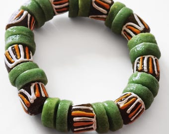 Pulsera de cuentas gruesas hecha con cuentas de vidrio reciclado africano, accesorios en tonos tierra para mujer.