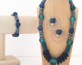 Conjunto de joyas de cuentas color turquesa para mujer: collar, pendientes y pulsera. Regalo ideal para mujeres creativas.
