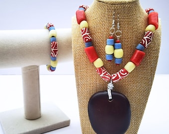 Conjunto de joyas de cuentas de vidrio de colores para ella: collar, pendientes y pulsera. Regalo para mujer creativa.