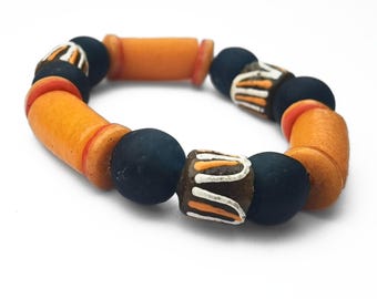 Pulsera de cuentas gruesas hecha con cuentas de vidrio reciclado africano, accesorios en tonos tierra para mujer.