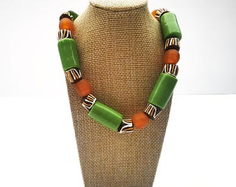 Collar de cuentas en tonos tierra, joyería de cuentas gruesas, regalo elegante para mujer creativa.