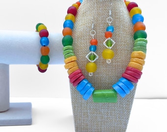 Conjunto de joyas de cuentas de vidrio reciclado arcoíris: collar tipo gargantilla, pulsera elástica, pendientes colgantes de cuentas.