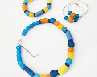 Conjunto de joyas de cuentas coloridas para ella: collar, pendientes y pulsera. Regalo para mujer creativa.