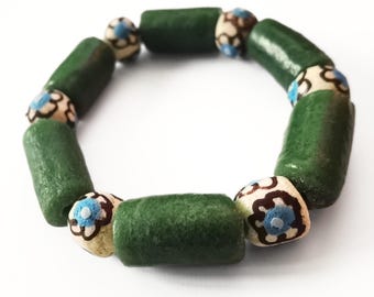 Pulsera de cuentas con forma de flor verde, elaborada con cuentas de vidrio reciclado africano, accesorios coloridos para mujer.