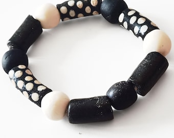 Pulsera monocromática de cuentas hecha con cuentas de vidrio reciclado africano, accesorios de lunares para mujer.