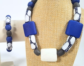 Conjunto de collar y pulsera llamativos de color azul, joyería artesanal con cuentas, regalo moderno de artesanía para ella.