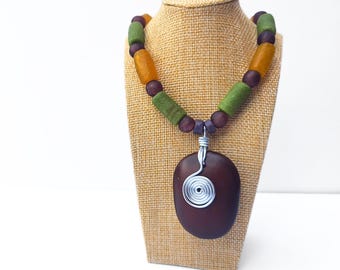 Collar con colgante de cuentas de vidrio, joyería colorida con cuentas, pieza llamativa, regalo artesanal para ella.
