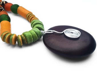 Collar con colgante de cuentas de vidrio, joyería colorida con cuentas, pieza llamativa, regalo artesanal para ella.