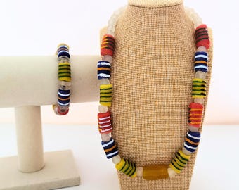 Conjunto de joyas de cuentas a rayas para mujer: collar, pendientes y pulsera. Regalo para mujer creativa.