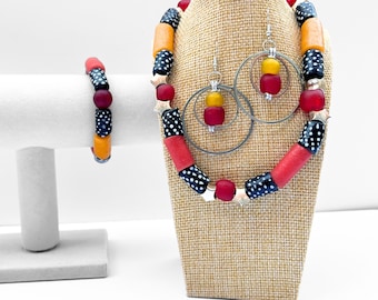 Conjunto de joyas de cuentas de vidrio de colores para ella: collar, pendientes y pulsera. Regalo para mujer creativa.