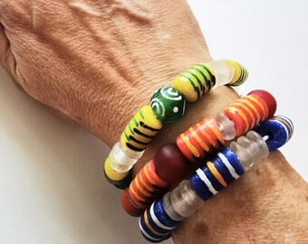 Conjunto de pulseras de cuentas a rayas hechas con cuentas de vidrio reciclado africano, joyería colorida