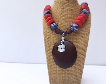 Collar con colgante de cuentas de vidrio, joyería colorida con cuentas, pieza llamativa, regalo artesanal para ella.