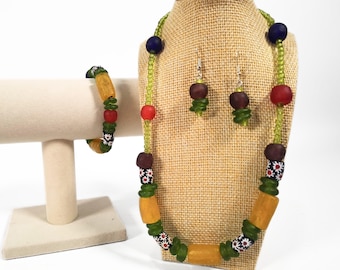 Conjunto de joyas de cuentas coloridas para ella: collar, pendientes y pulsera. Regalo para mujer creativa.