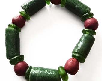 Pulsera de cuentas gruesas hecha con cuentas de vidrio reciclado africano, accesorios en tonos tierra para mujer.