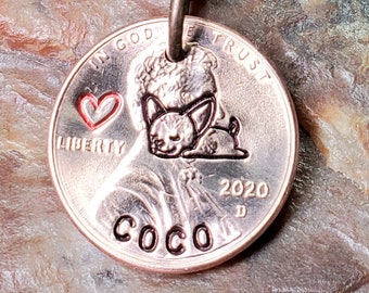 CHIHUAHUA / Chihuahua durmiendo con corazón / Regalo de Chihuahua / Llavero personalizado con centavo estampado a mano, fechas de 1959 a 2025