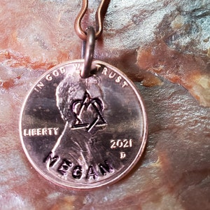 ADOPCIÓN / Adoptar / Símbolo de adopción / Regalo de adopción / Llavero personalizado con el centavo del padre adoptivo. Elección de fechas: 1959 a 2025