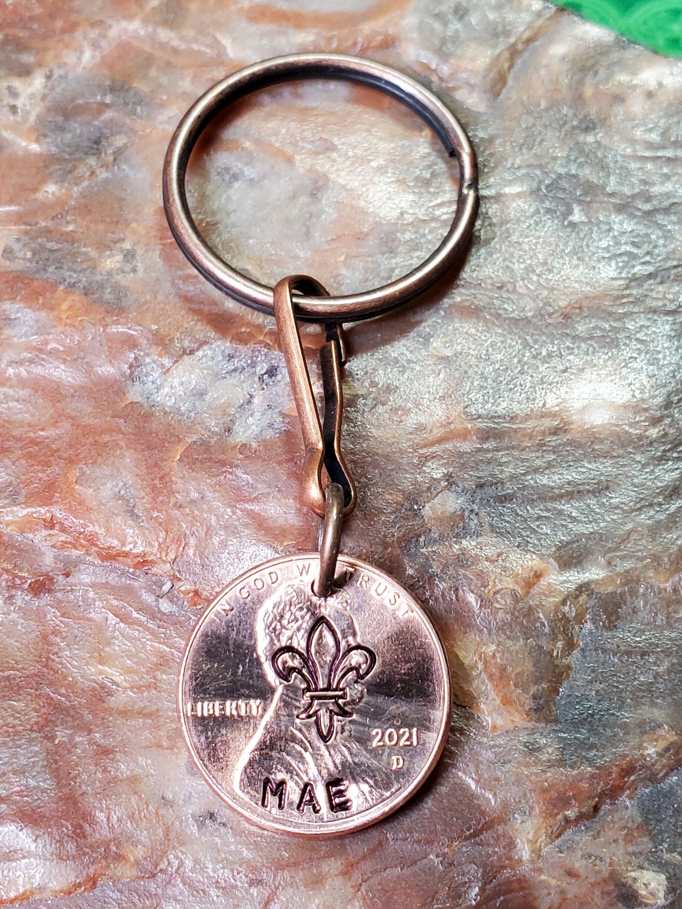 50 PCS Antique Bronze Keychain Keyring Key Chains Ring Tags Jewelry Charms  B4EX7 Fleur De Lis Iris Lily
