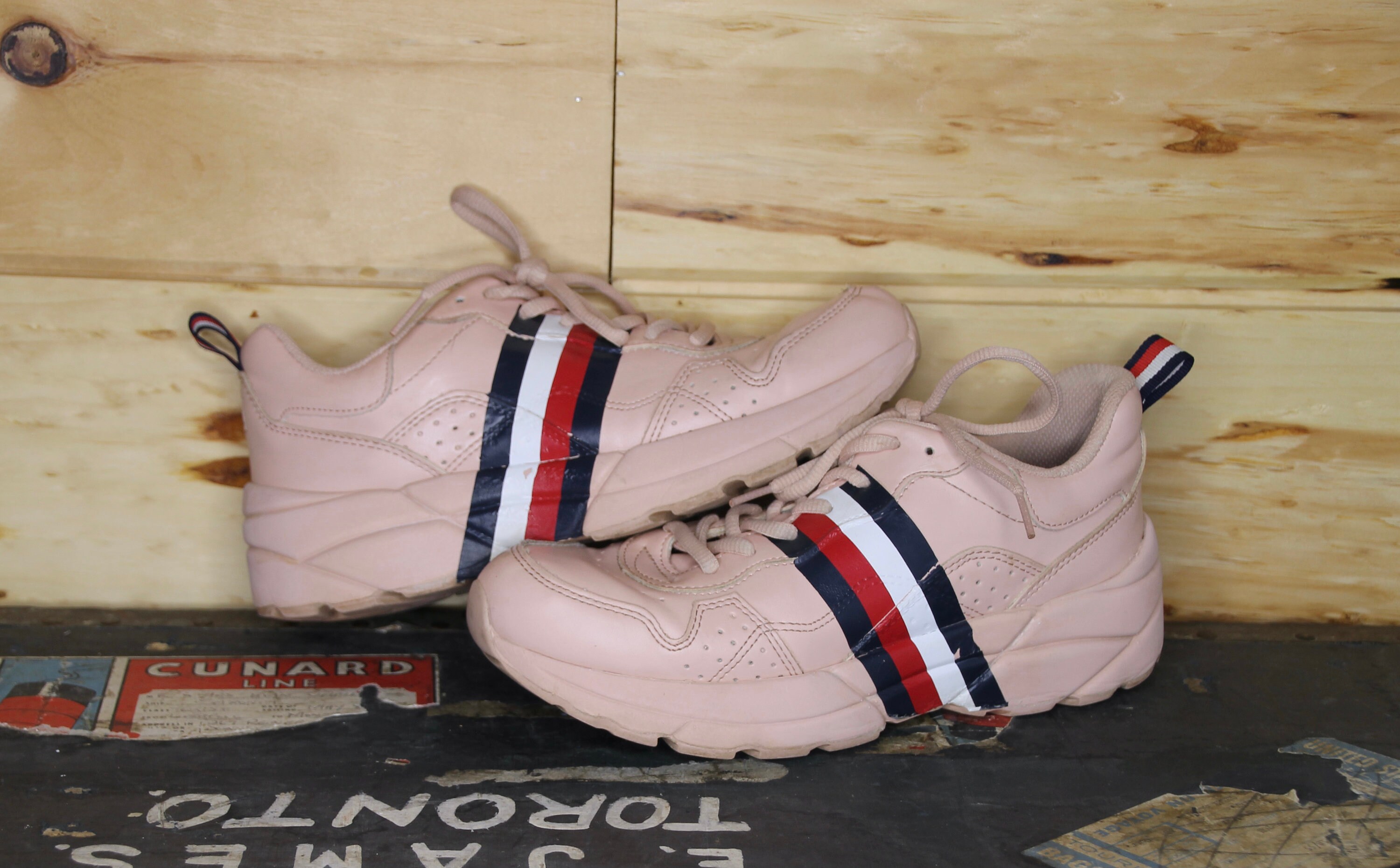 tommy finger shoes