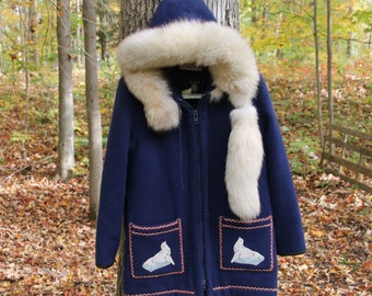 vintage Femmes James Bay Inuit Inuvik Brodé Sceaux Nature Faune Thème Bleu Hiver Parka Manteau Pure Laine Taille Moyenne