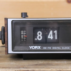 Radio-réveil vintage YORX Am/Fm, chiffres à rabat, modèle R5007 testé et fonctionnel image 3