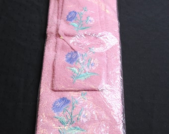 Vintage Heritage 3 Piece Bath Towel Ensemble / Hand Towel / Face Cloth Pink With Flower Pattern New NOS