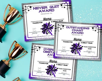 Puede incluir: Tres certificados de premio de porristas imprimibles con fondo gris y blanco y pompones morados y negros. Los certificados tienen el texto "Never Quit Award", "Outstanding Chant Award" y "Overcoming Obstacles Award".