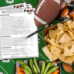 Könnte beinhalten: Ein druckbares Spielblatt für eine Football-Pool-Party. Das Blatt hat einen grünen und weißen Football-Feld-Hintergrund mit dem Titel "Predictions Pool" und eine Liste von Fragen zum Spiel. Die Fragen sind in Kategorien mit 1, 2 und 3 Punkten unterteilt. Am unteren Rand des Blattes ist Platz für einen Namen.