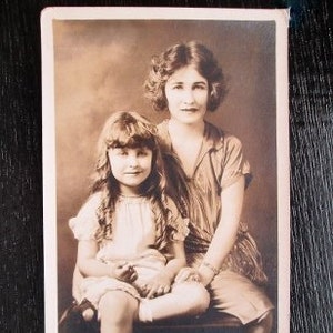 Echtfoto Postkarte Sepia Ton Postkarte Mutter und Tochter circa 1910er oder 20er Jahre RPPC
